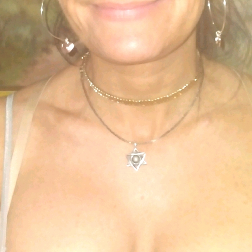 SO CUTE! Gold metal choker necklace.